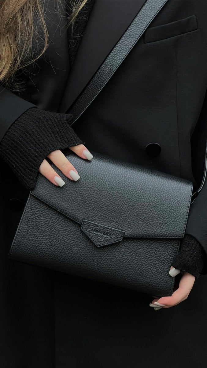 CROSS BODY BAG IN BLACK TEXTURED LEATHER - BeaA - Be At Home with Yourself - Bag