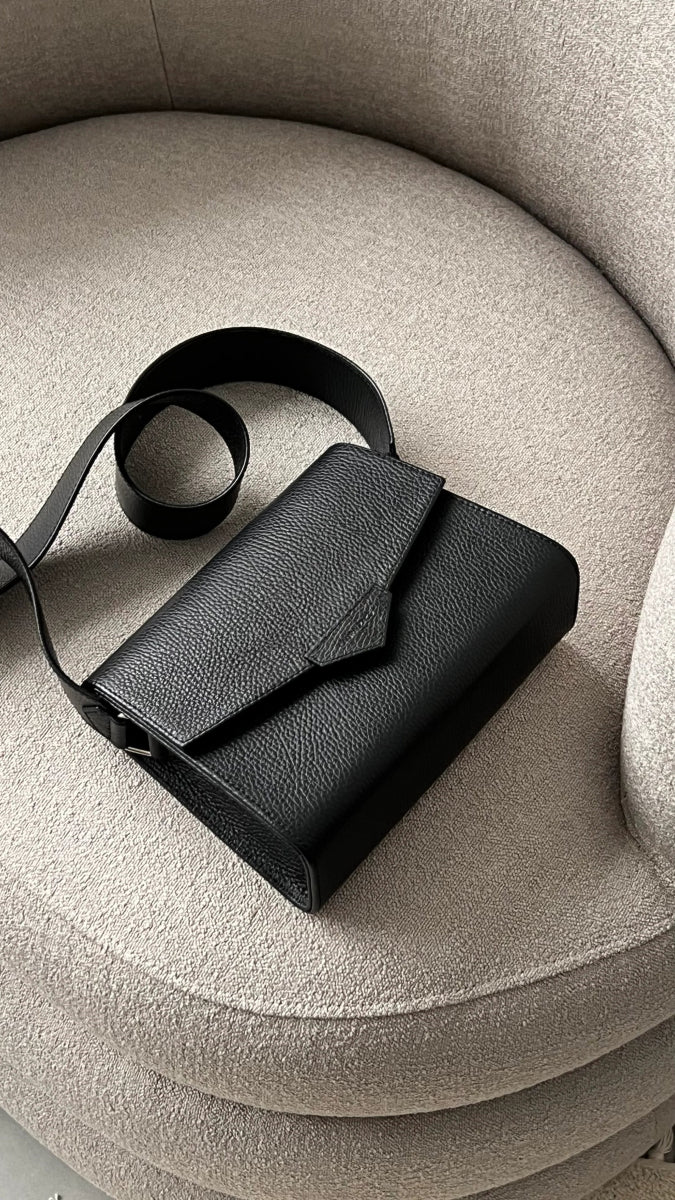 CROSS BODY BAG IN BLACK TEXTURED LEATHER - BeaA - Be At Home with Yourself - Bag