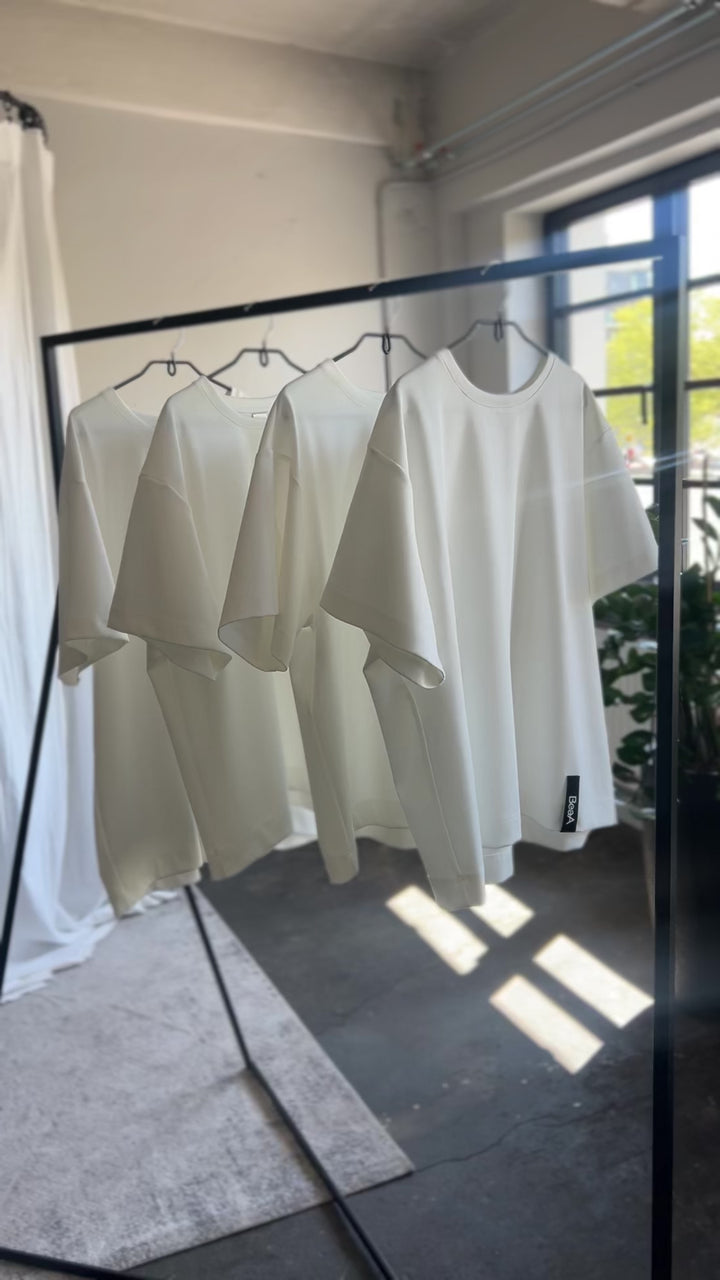 Белая слегка oversize футболка для женшин