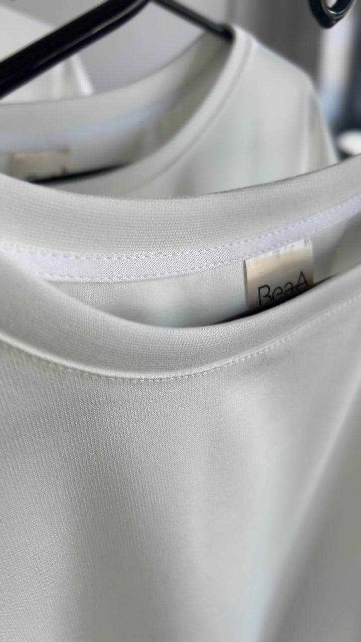 Белая слегка oversize футболка для женшин