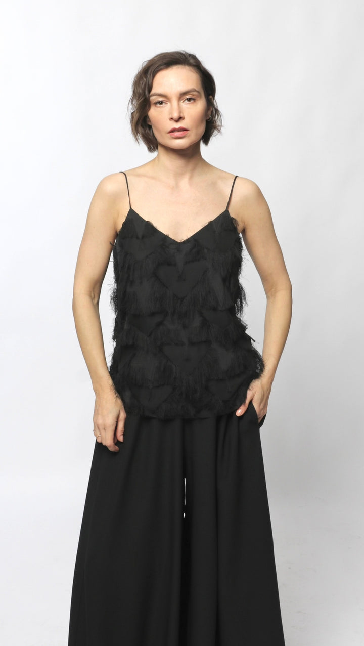 Черный топ с тонкими регулируемыми бретельками