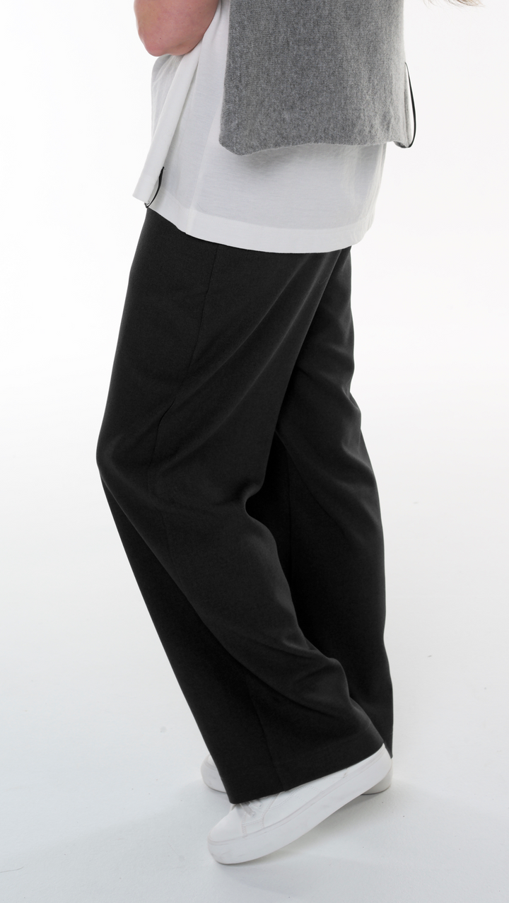 Straight-leg trousers BeaA - Be At Home with Yourself