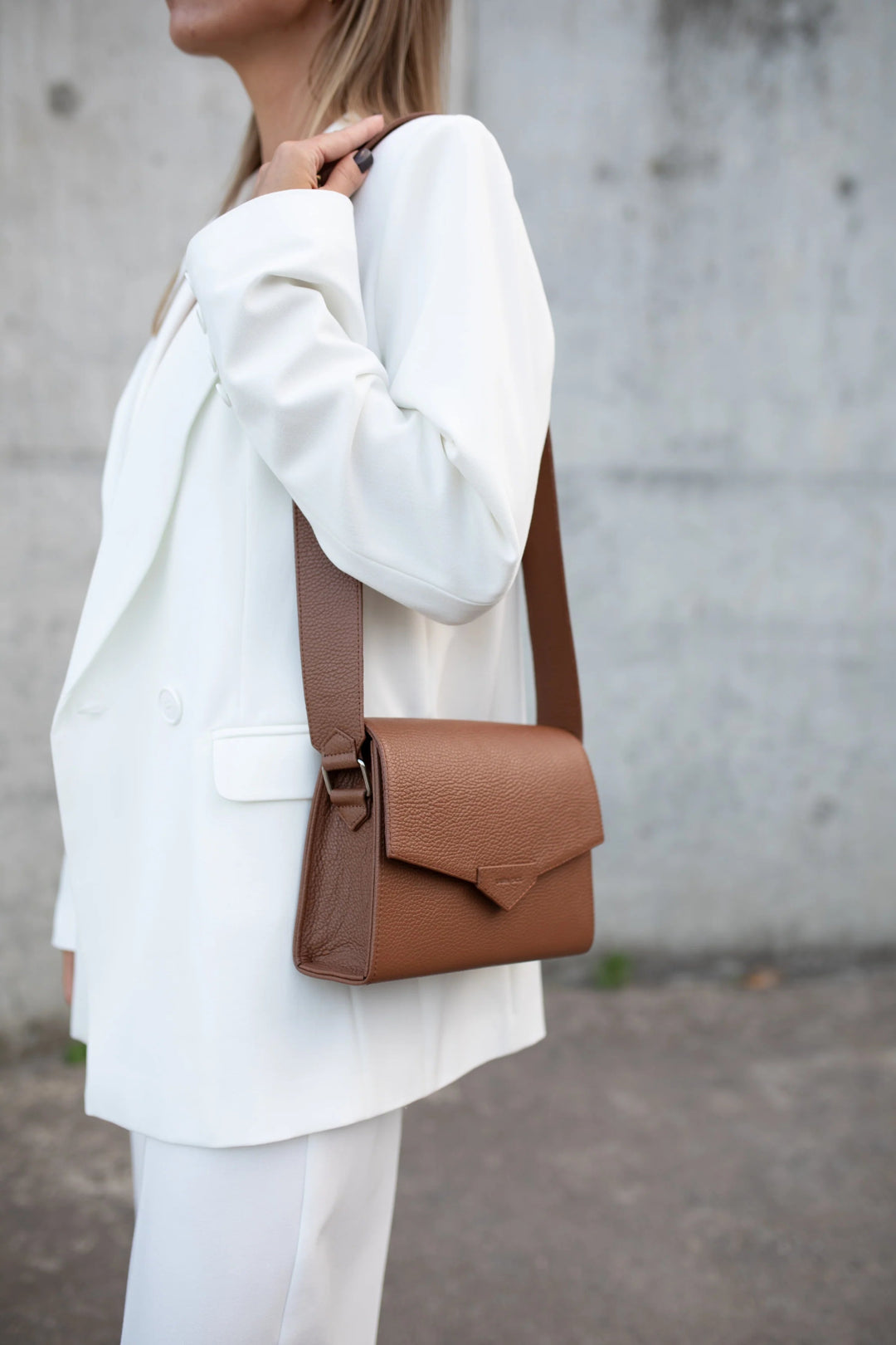 CROSS BODY BAG IN CARAMEL BROWN LEATHER - BeaA - Be At Home with Yourself - Bag