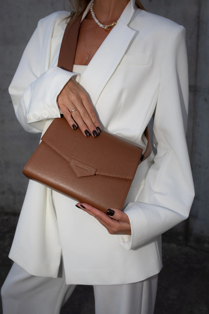 CROSS BODY BAG IN CARAMEL BROWN LEATHER - BeaA - Be At Home with Yourself - Bag