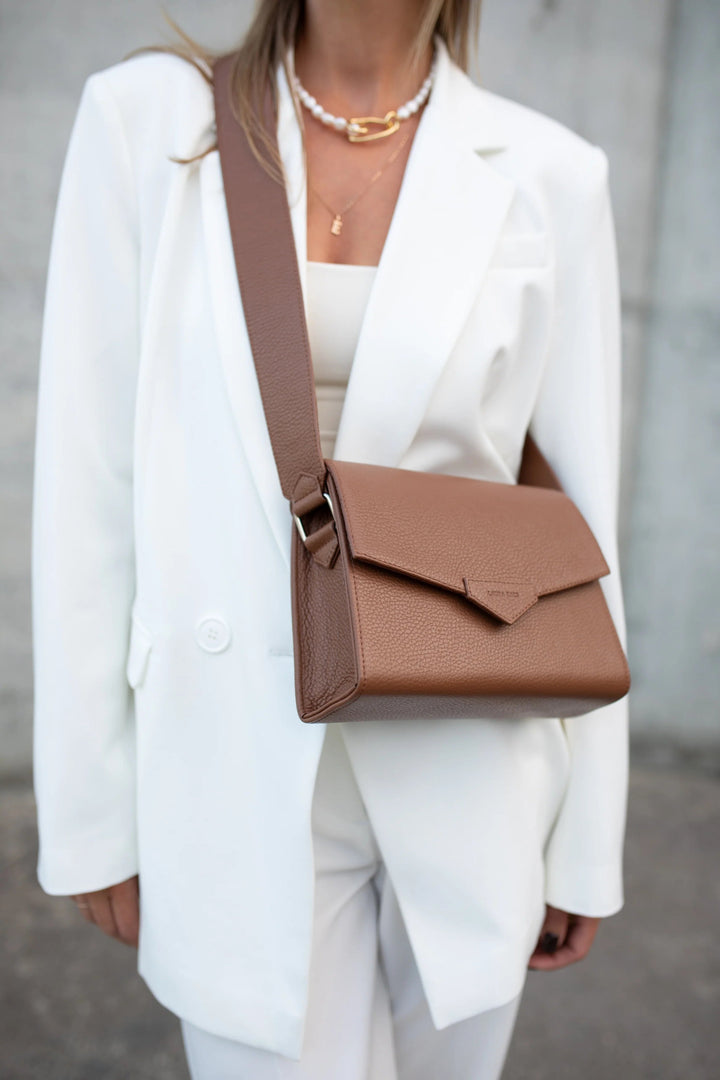 CROSS BODY BAG IN CARAMEL BROWN LEATHER - BeaA - Be At Home with Yourself - Bag