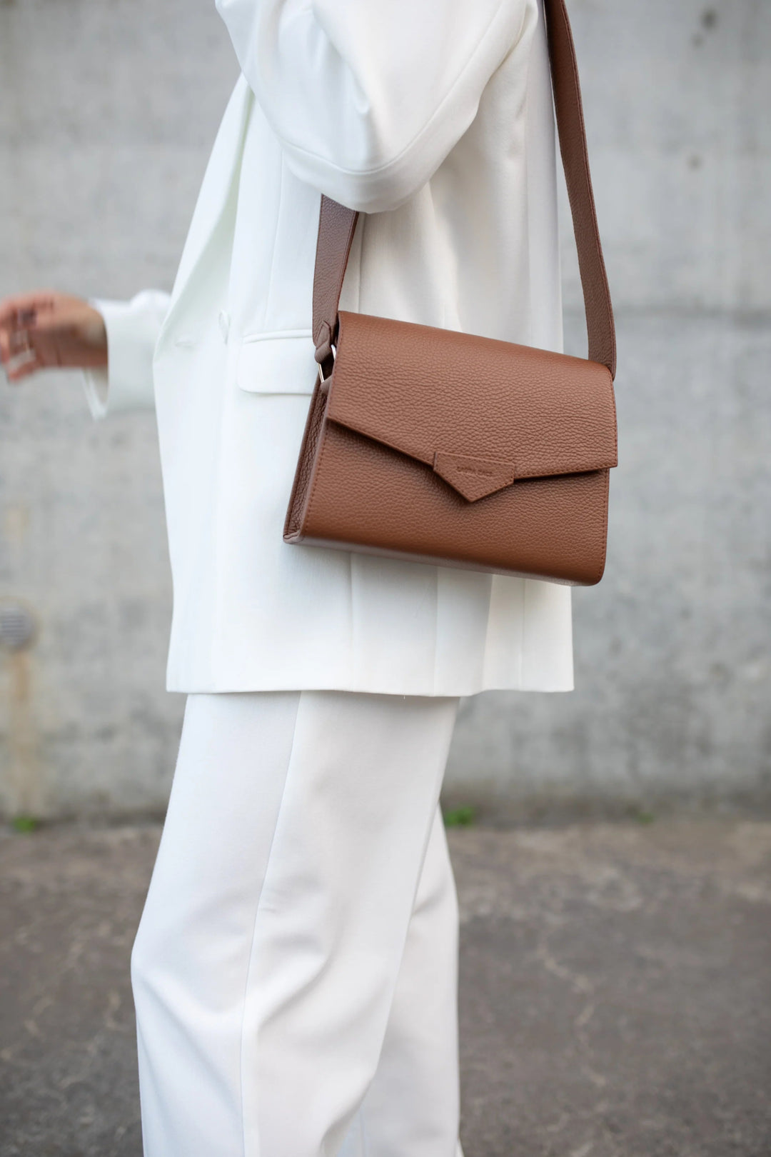 CROSS BODY BAG IN CARAMEL BROWN LEATHER - BeaA - Be At Home with Yourself - Bag