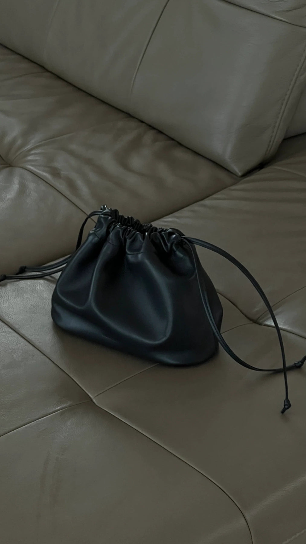 NOCTURNE MINI – CHARCOAL GREY LAMBSKIN HANDBAG WITH GOLD CHAIN - BeaA - Be At Home with Yourself - Bag