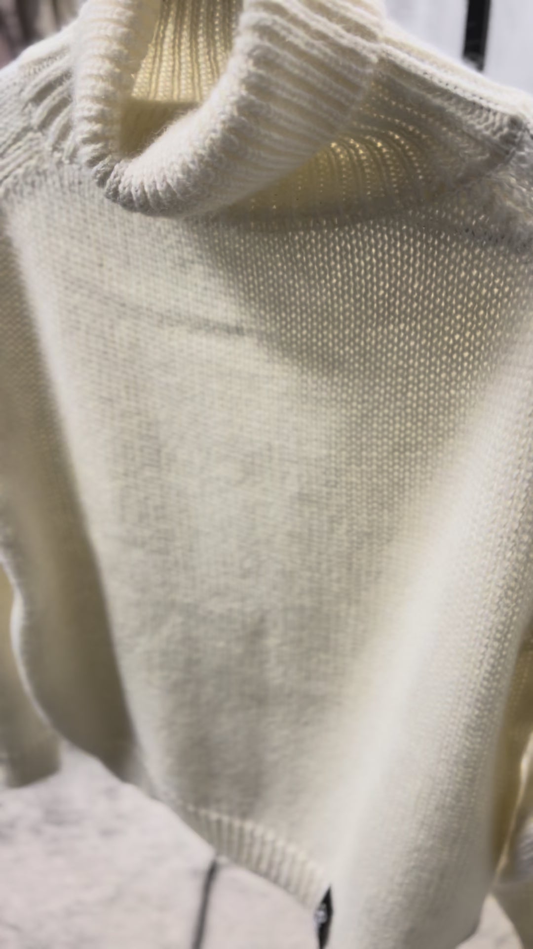 Džemperis ar augstu apkakli balts