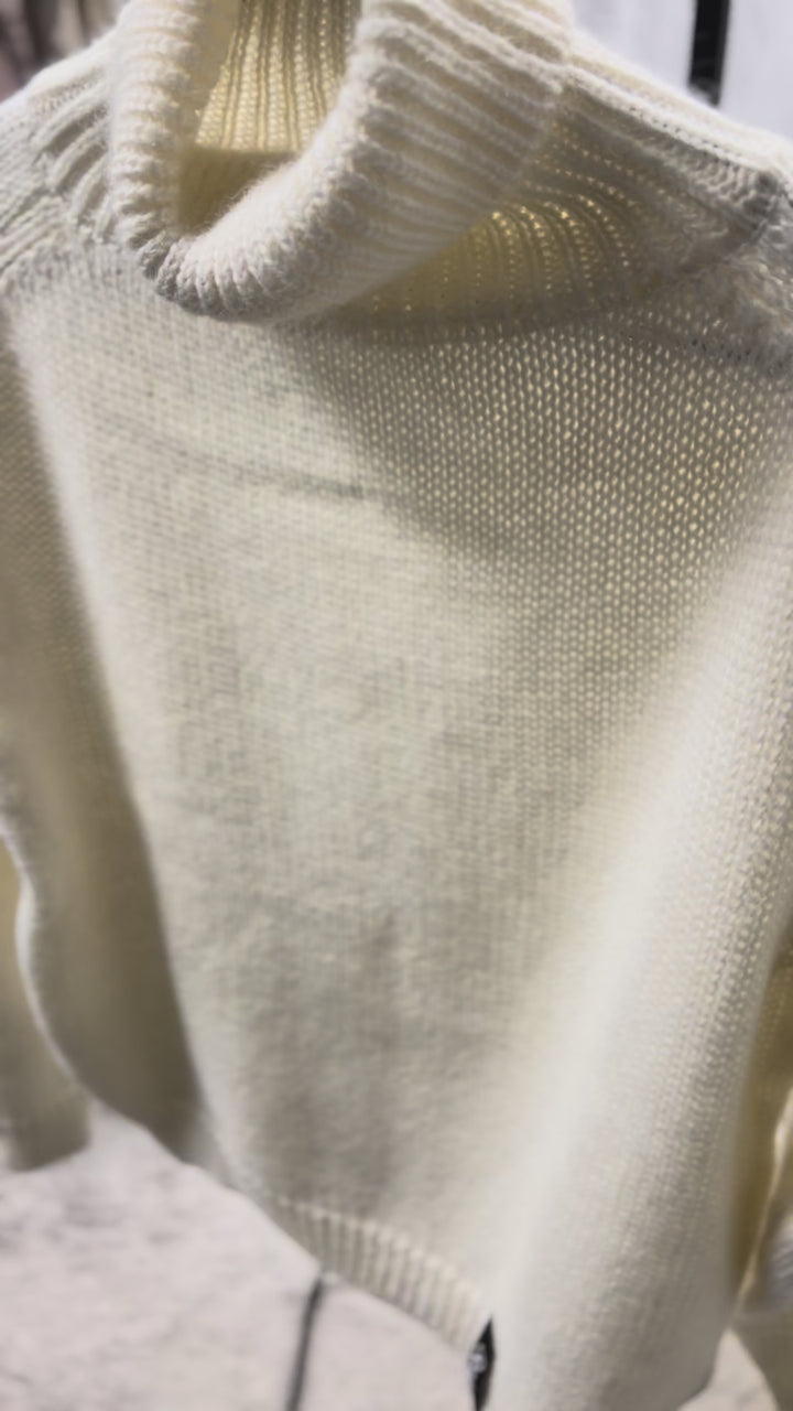 Džemperis ar augstu apkakli balts