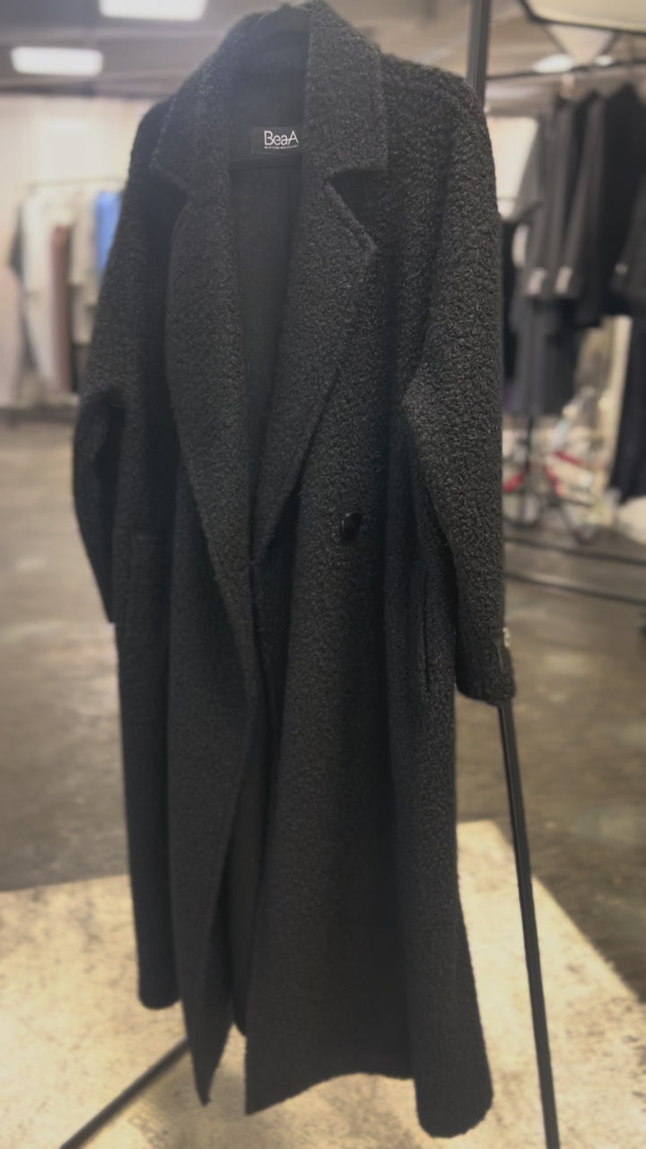 Пальто на пуговицах черное