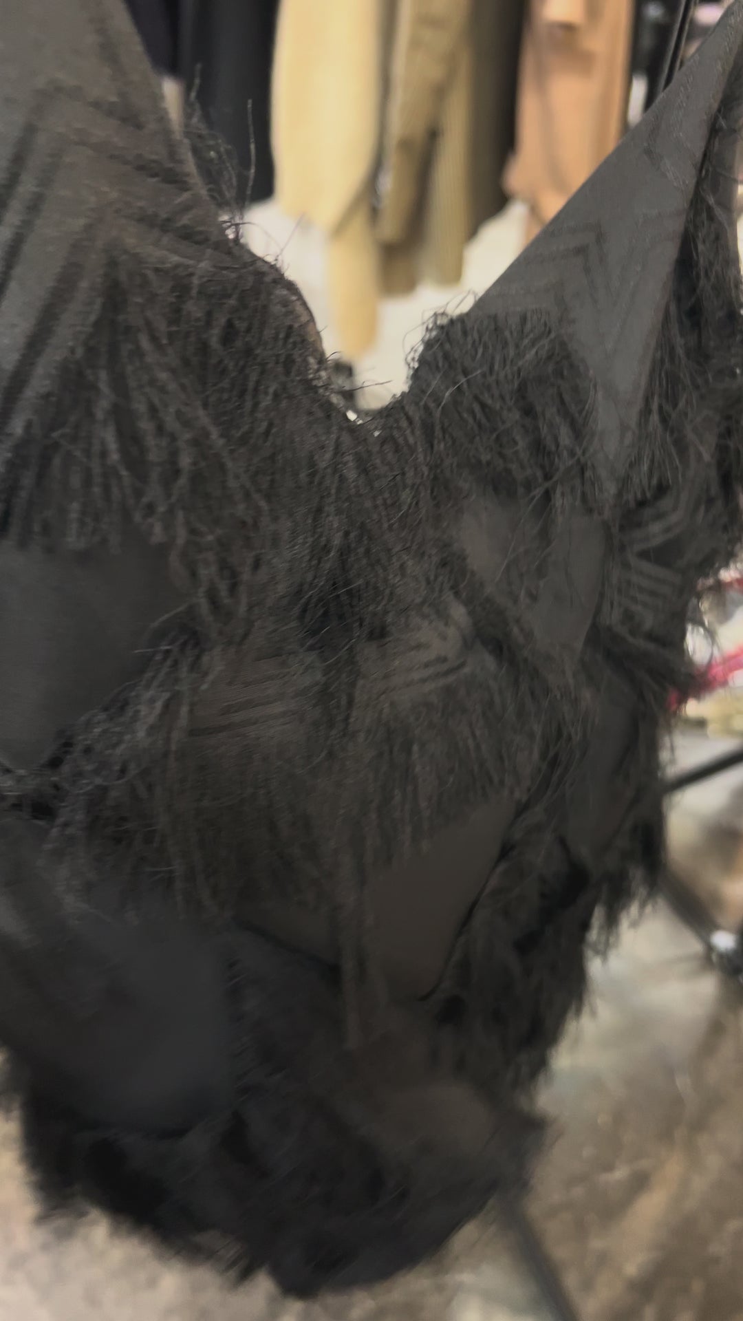 Черный топ с тонкими регулируемыми бретельками