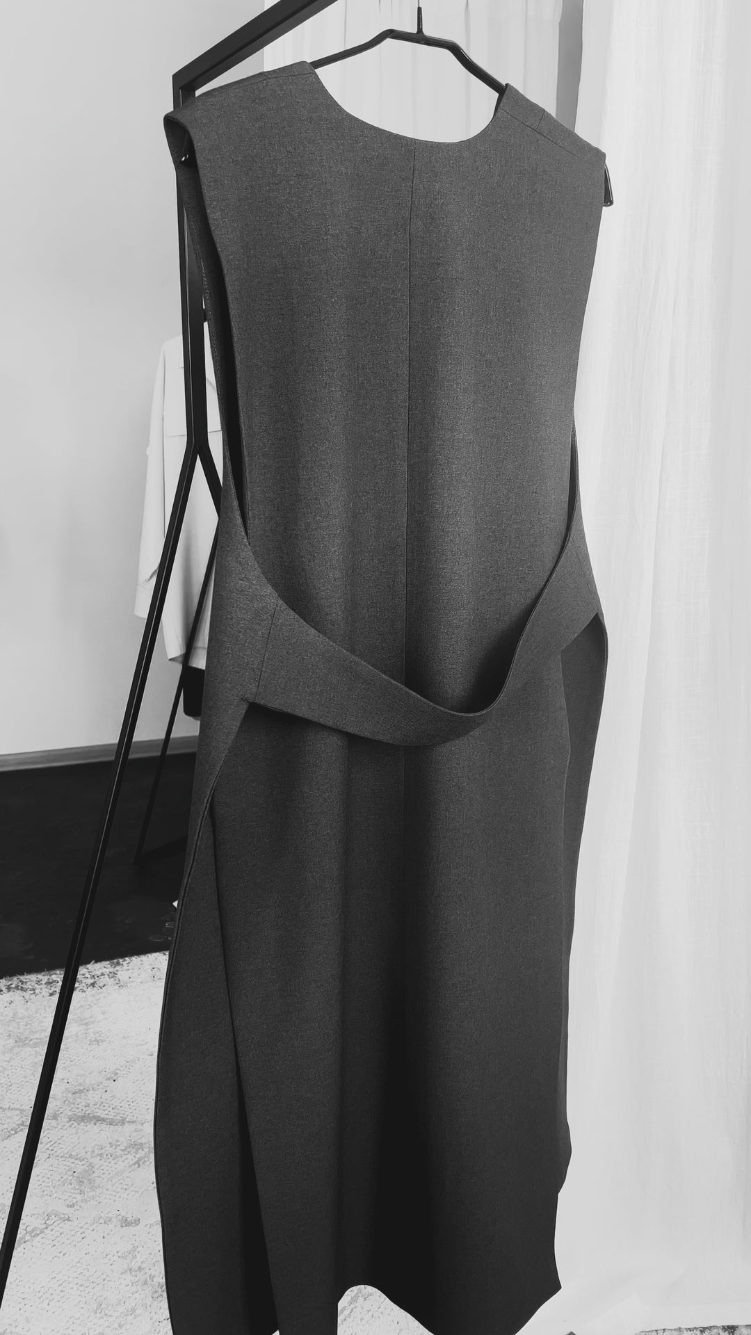 Черный шерстяной жилет миди