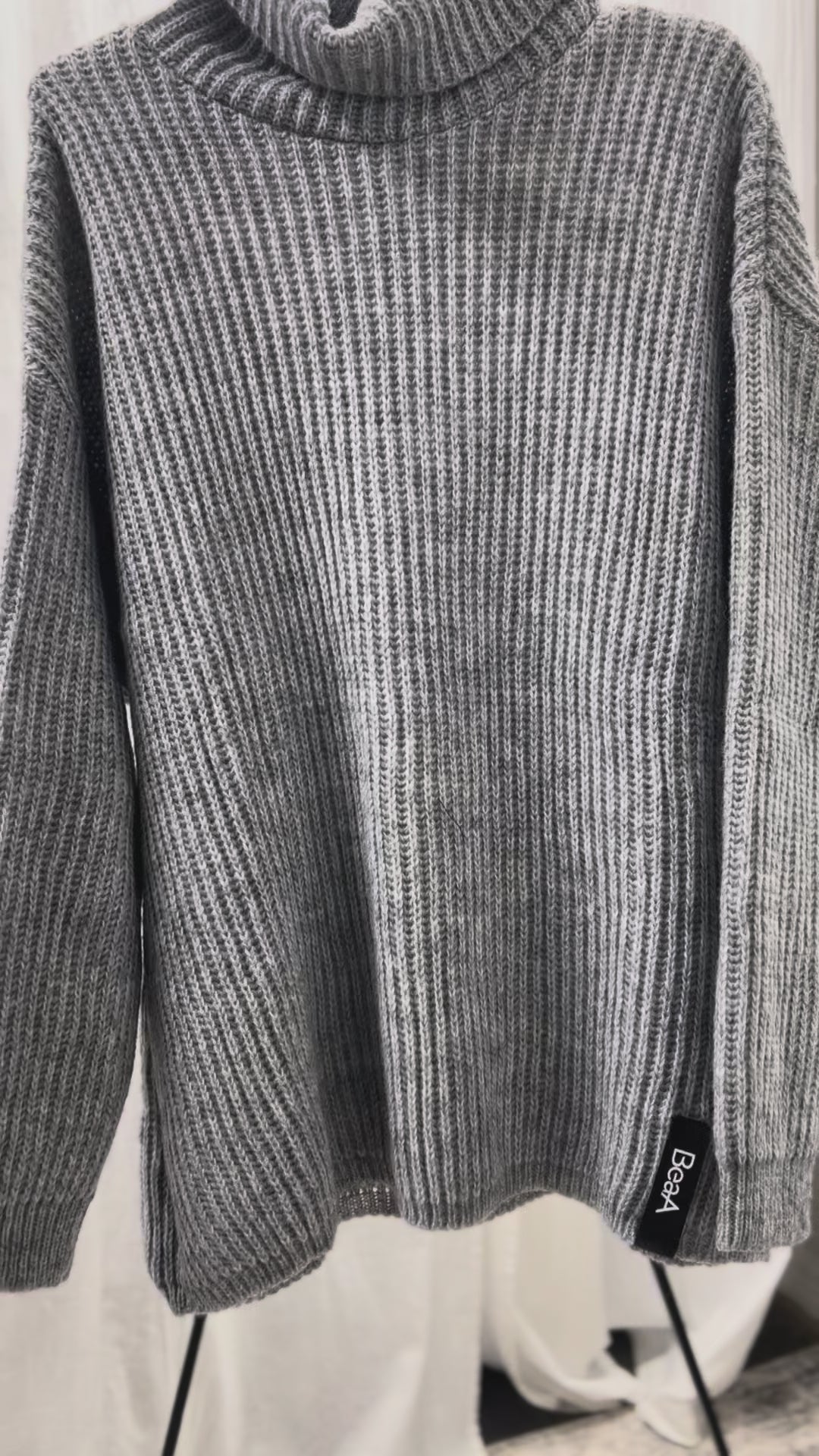 Džemperis ar augsto apkakli pelēks