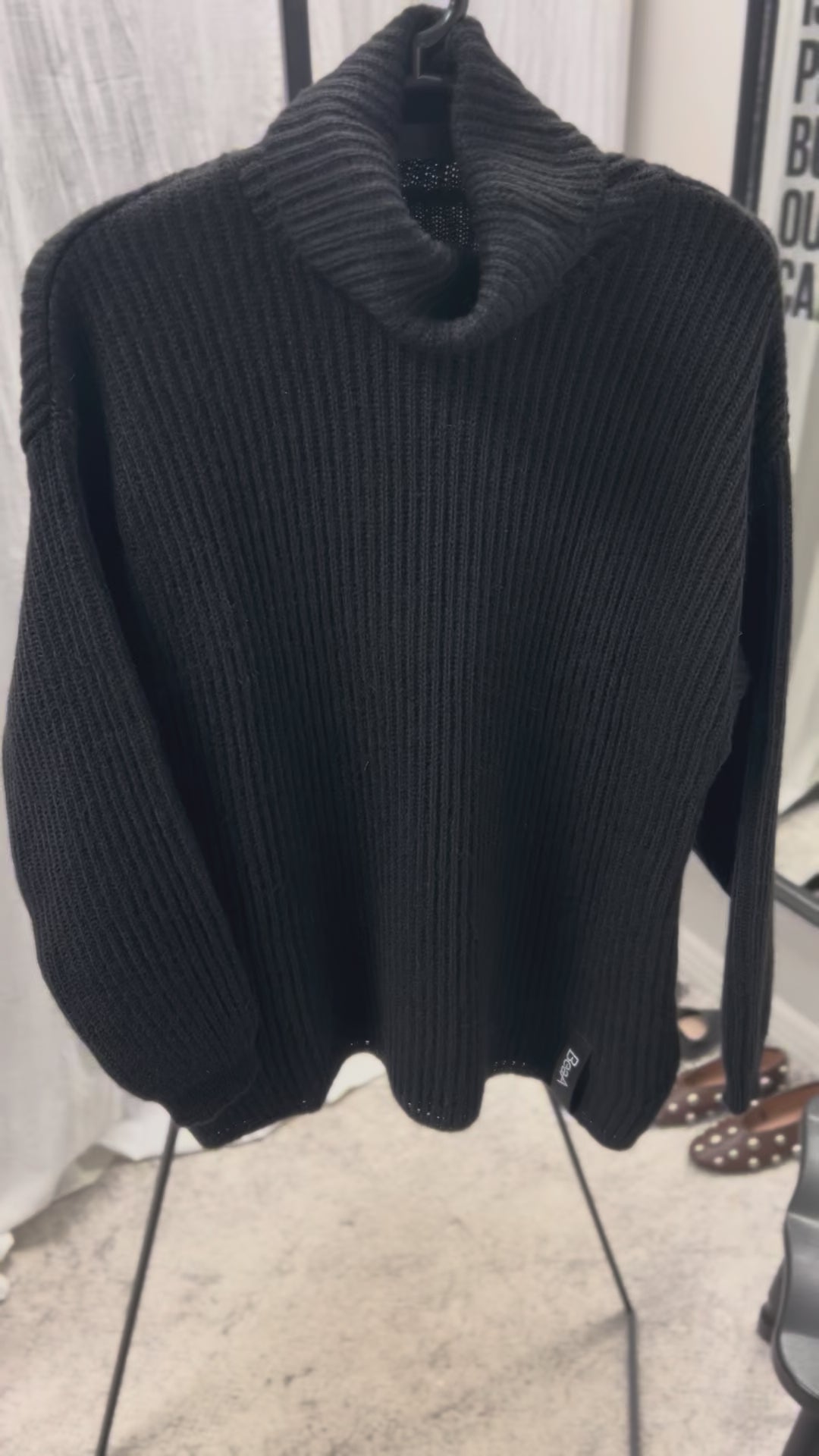 Džemperis ar augsto apkakli melns