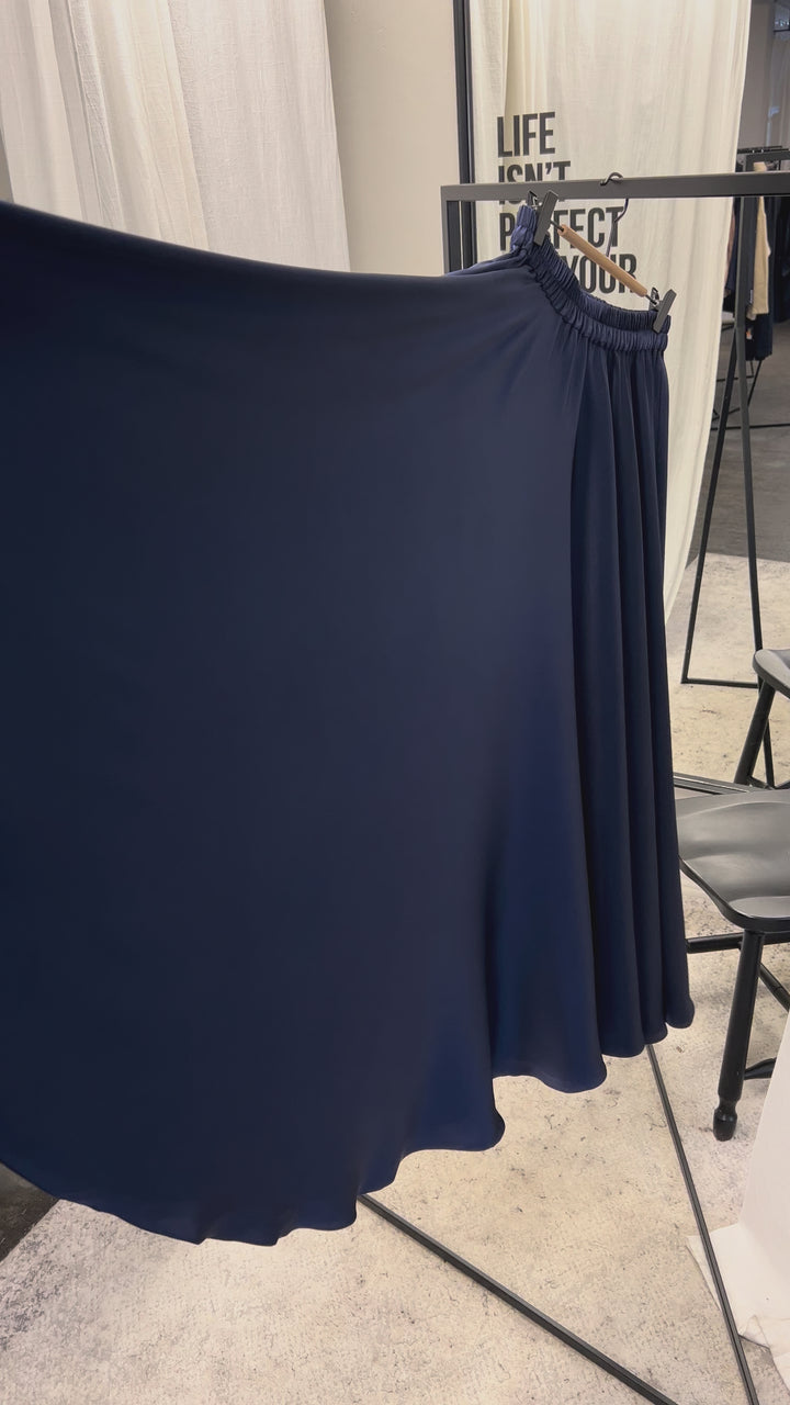 Длинная юбка темно-синего цвета
