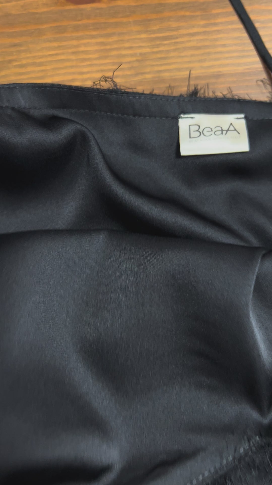 Черный топ с тонкими регулируемыми бретельками