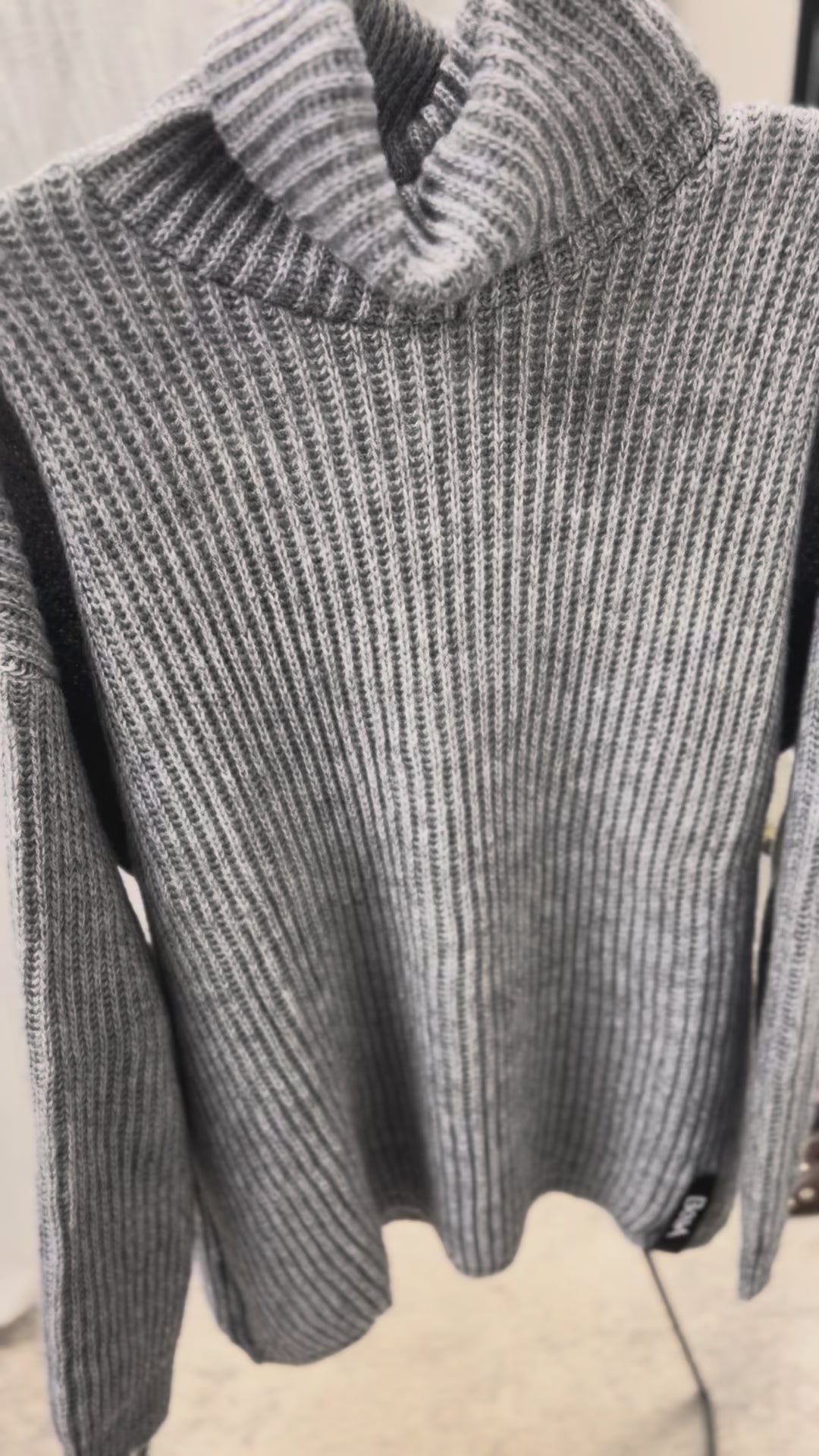 Džemperis ar augsto apkakli pelēks