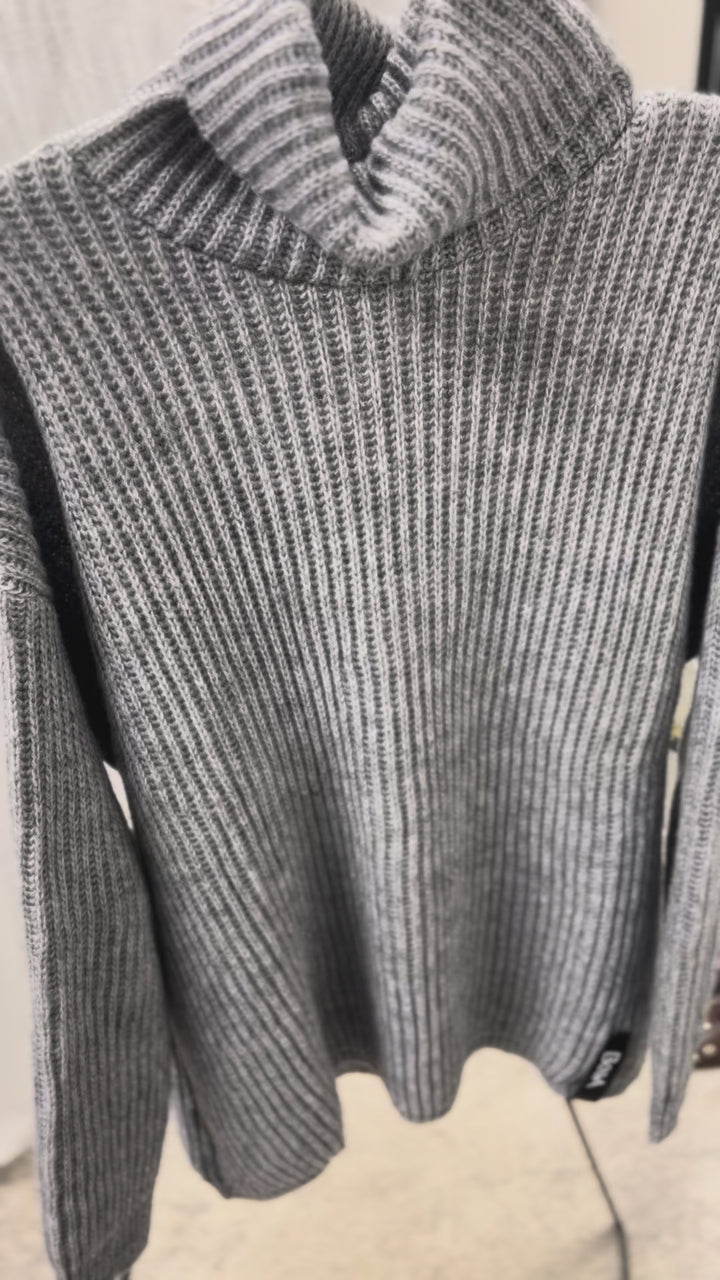 Džemperis ar augsto apkakli pelēks