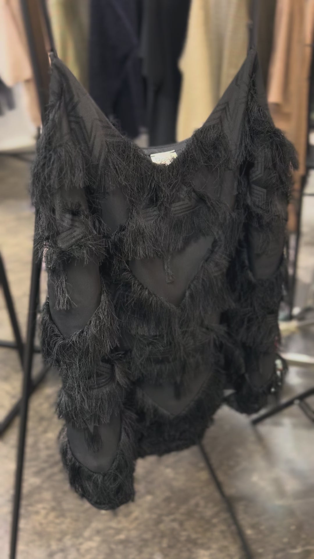 Черный топ с тонкими регулируемыми бретельками