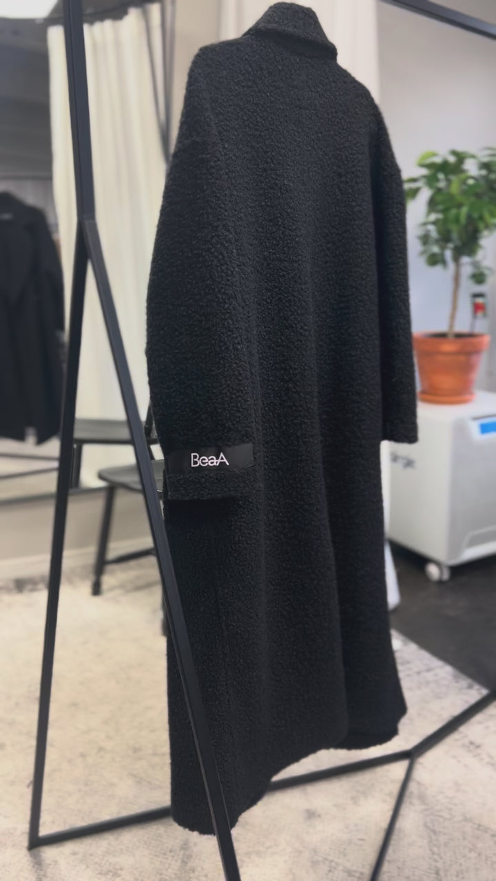 Пальто на пуговицах черное