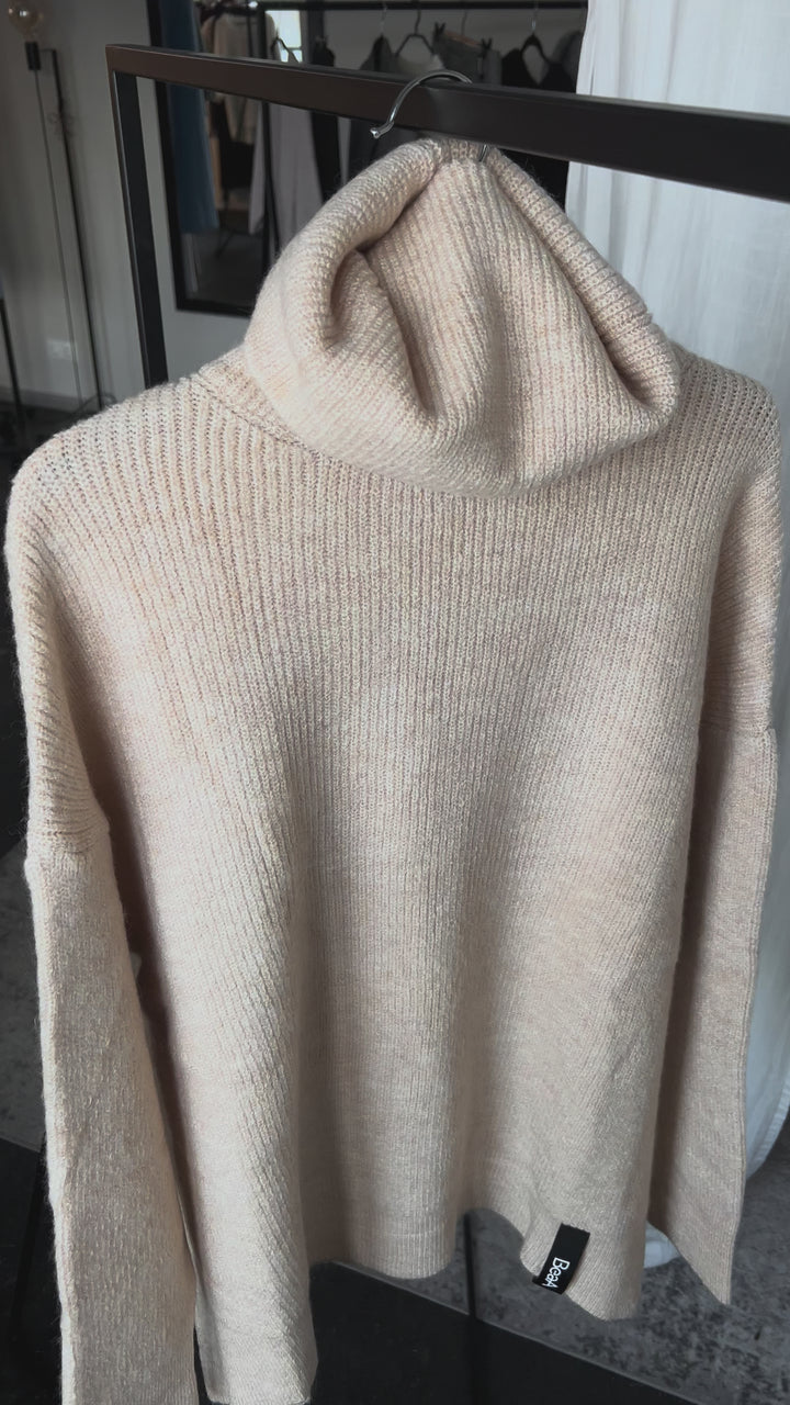 Oversize džemperis ar augsto apkakli Bēšs