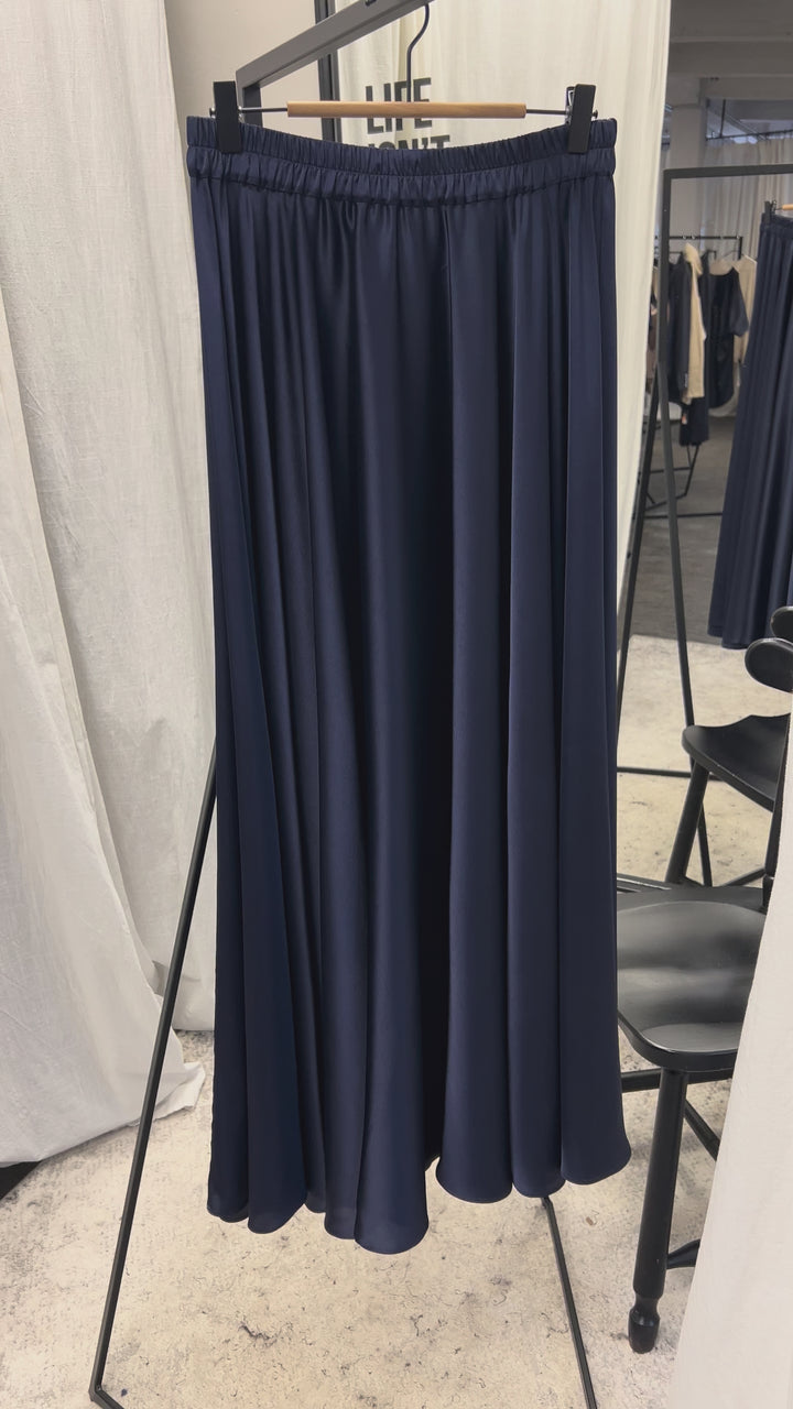 Длинная юбка темно-синего цвета