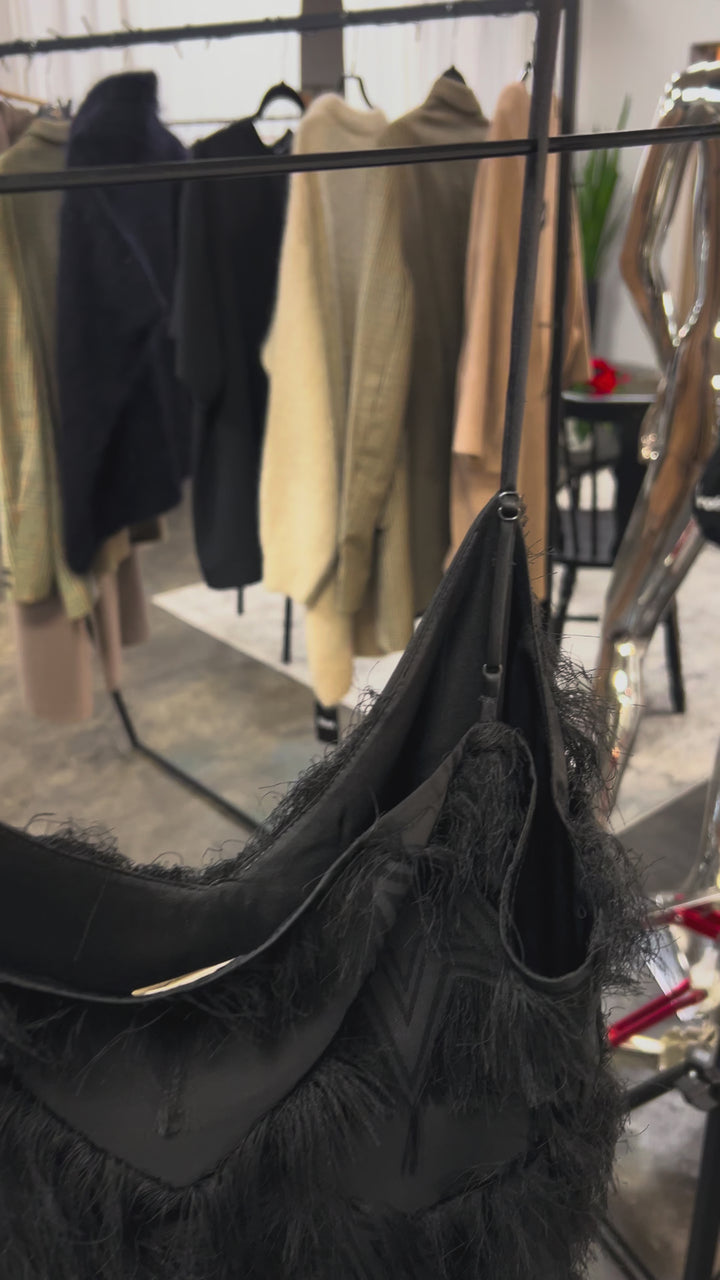 Черный топ с тонкими регулируемыми бретельками