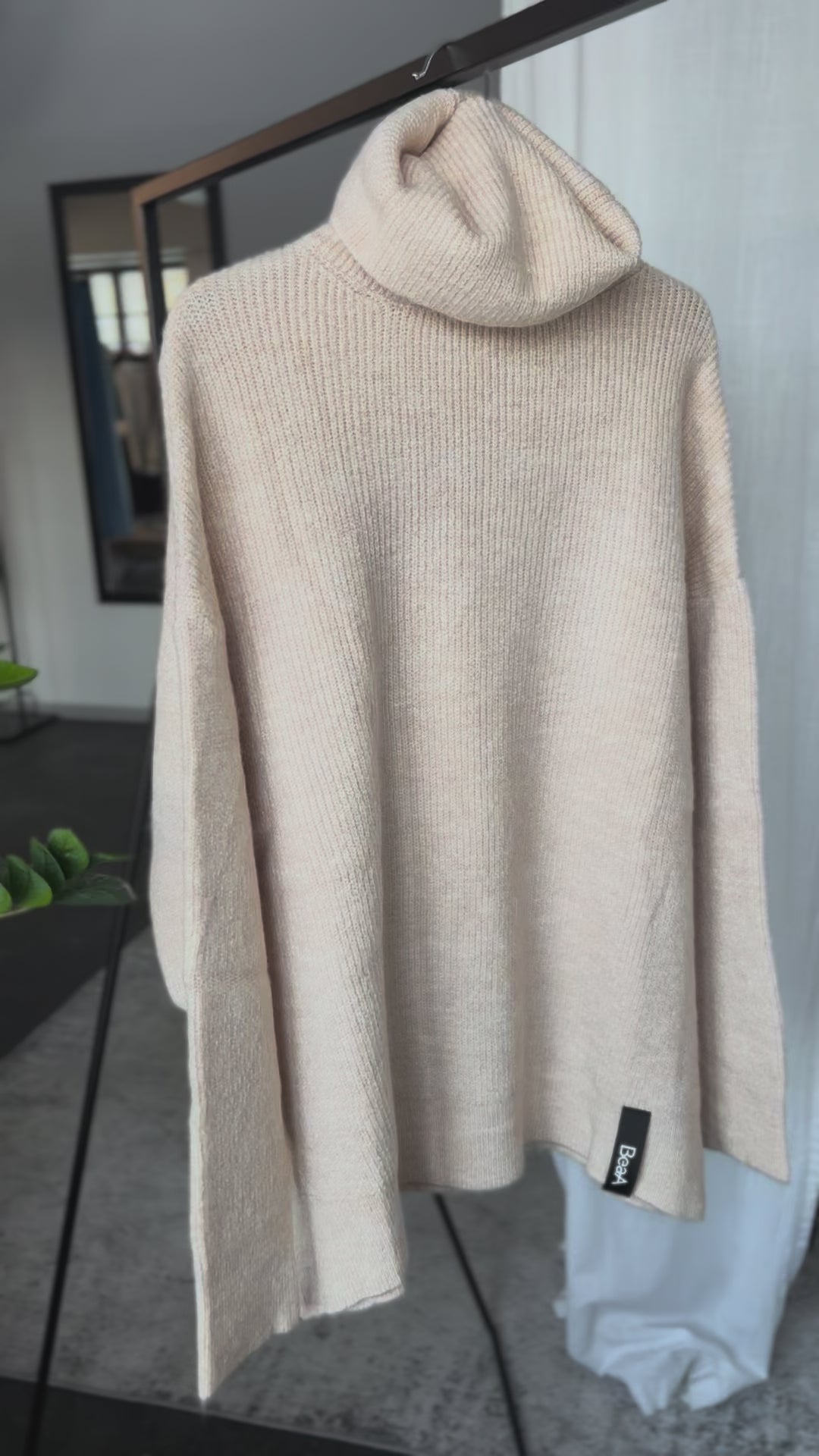 Oversize džemperis ar augsto apkakli Bēšs