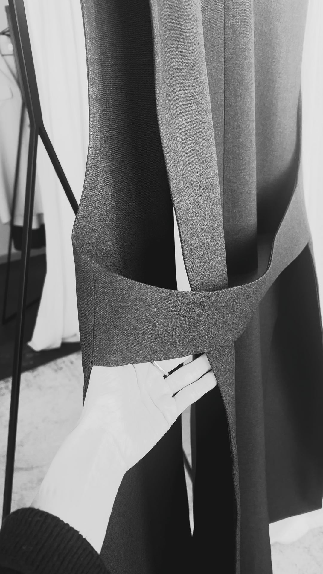 Черный шерстяной жилет миди