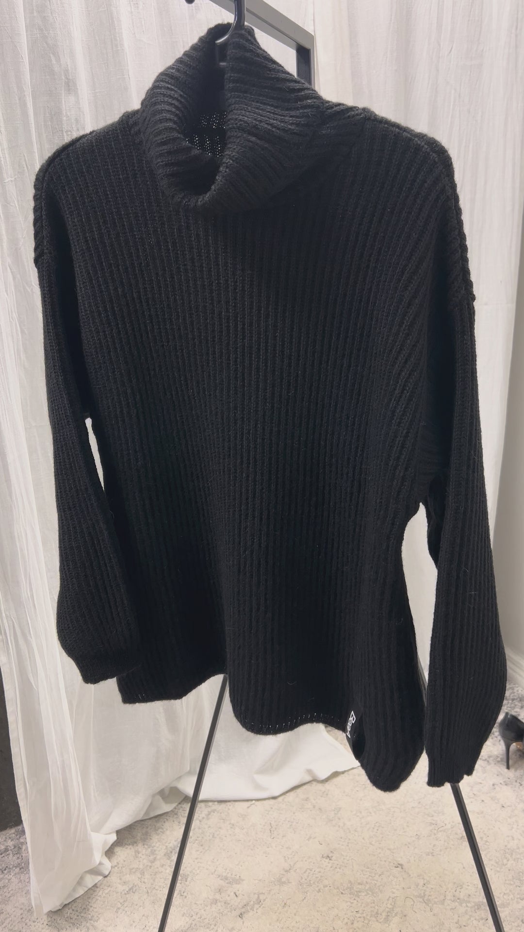 Džemperis ar augsto apkakli melns
