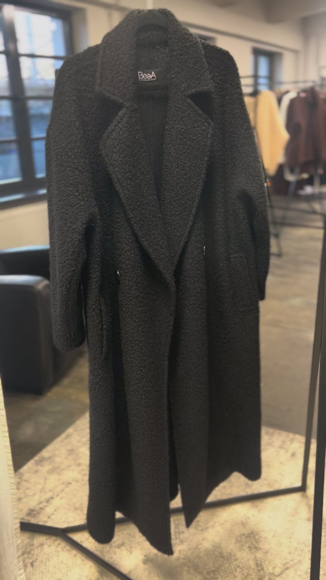 Пальто на пуговицах черное