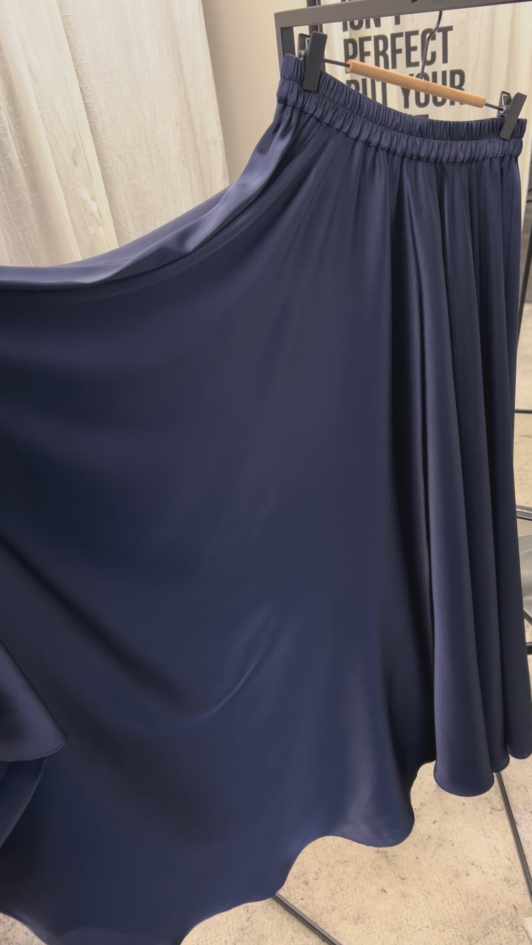 Длинная юбка темно-синего цвета