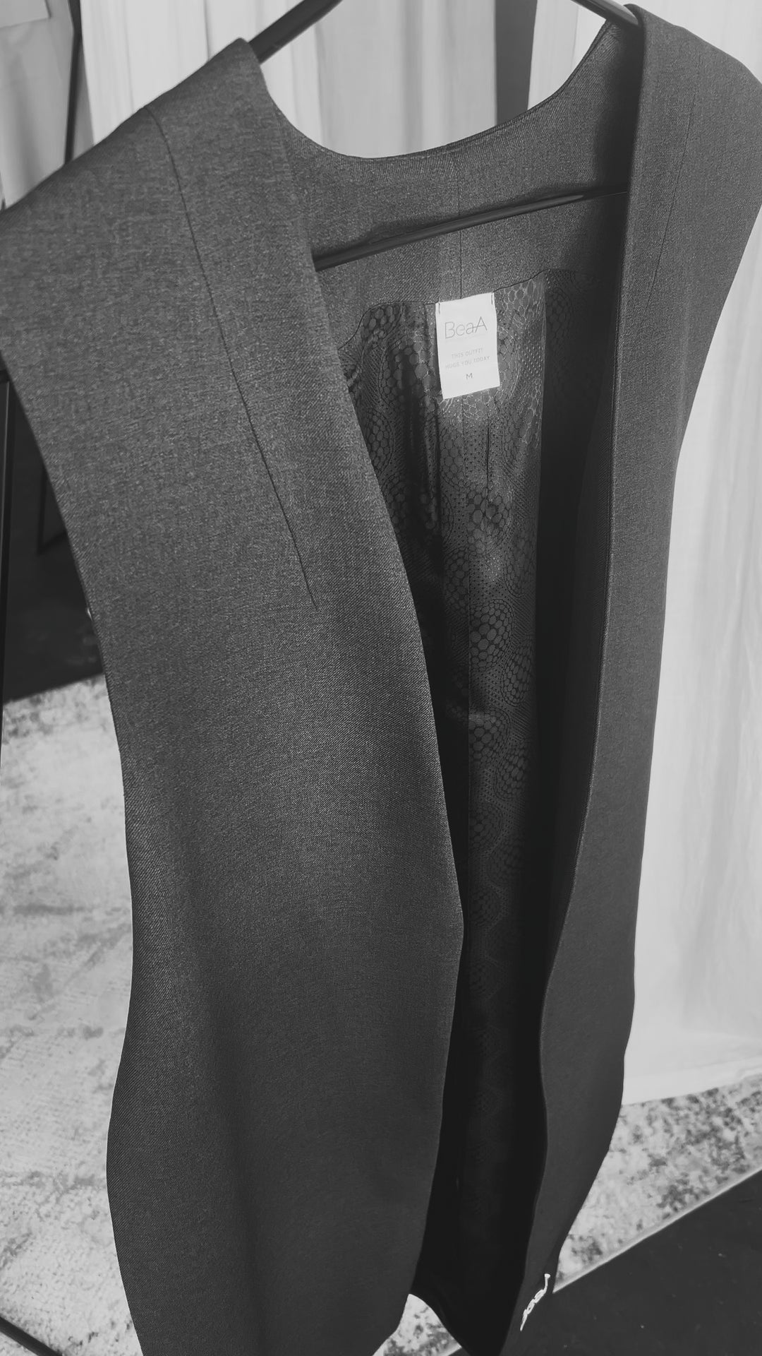 Черный шерстяной жилет миди