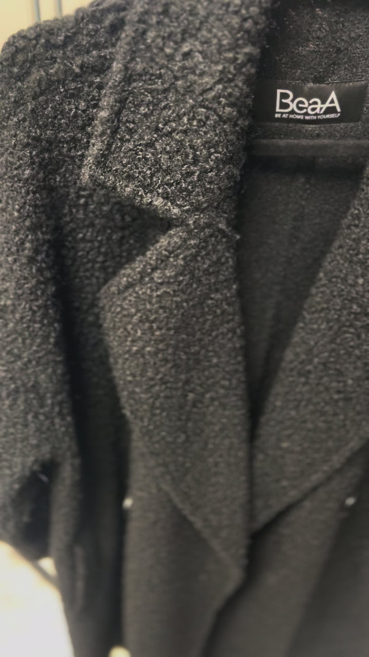 Пальто на пуговицах черное