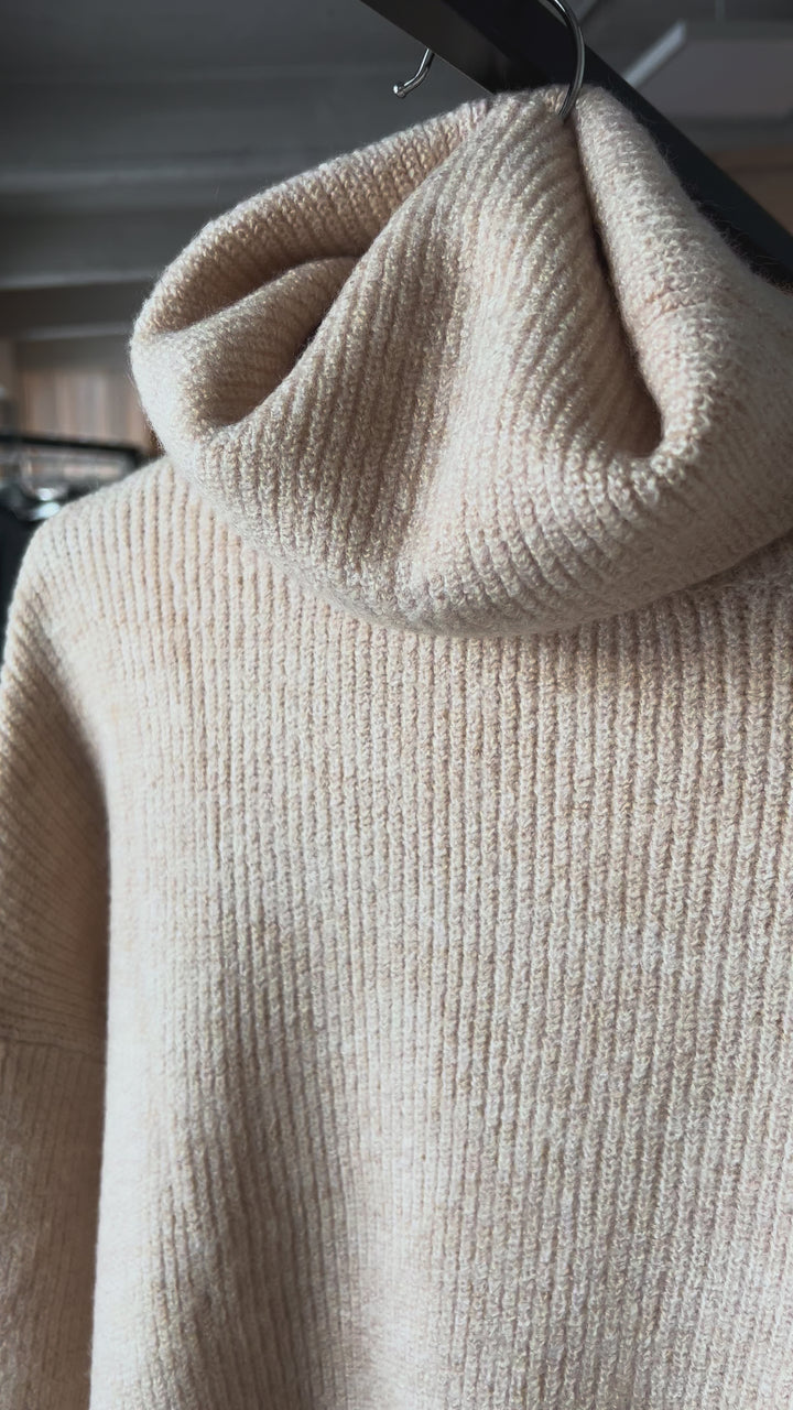 Oversize džemperis ar augsto apkakli Bēšs