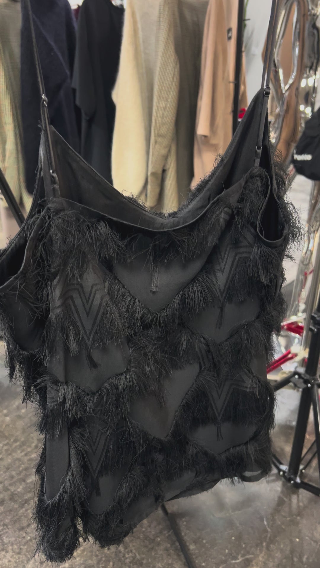 Черный топ с тонкими регулируемыми бретельками