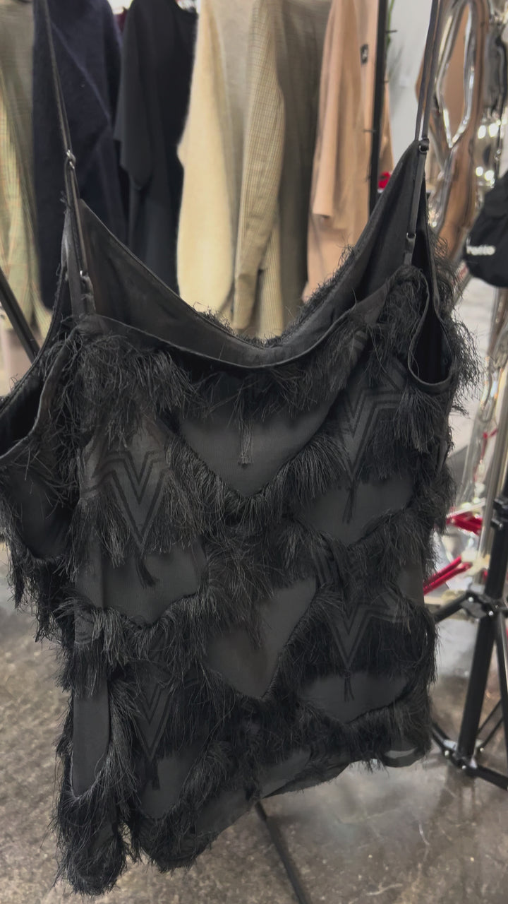 Черный топ с тонкими регулируемыми бретельками